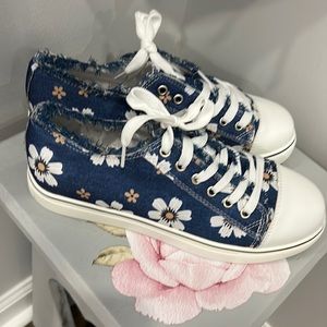 Tennis shoes with flowers